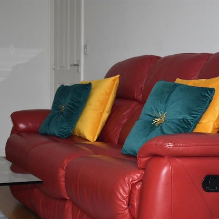 Classy Campbell Park Apartment, Balcony & Free Parking มิลตันคีนส์ ภายนอก รูปภาพ