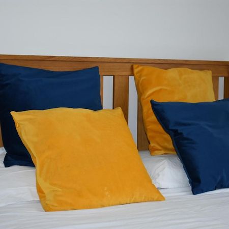 Classy Campbell Park Apartment, Balcony & Free Parking มิลตันคีนส์ ภายนอก รูปภาพ