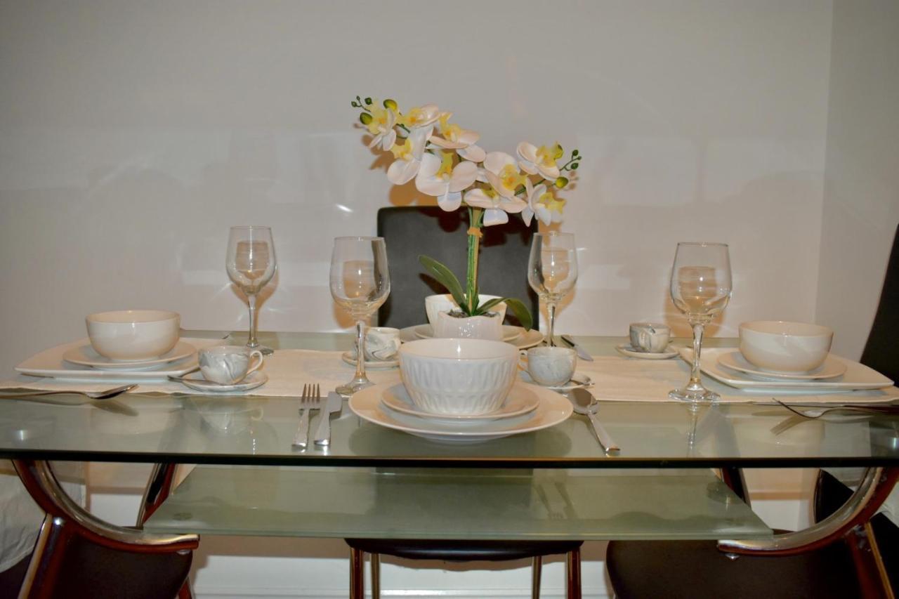 Classy Campbell Park Apartment, Balcony & Free Parking มิลตันคีนส์ ภายนอก รูปภาพ