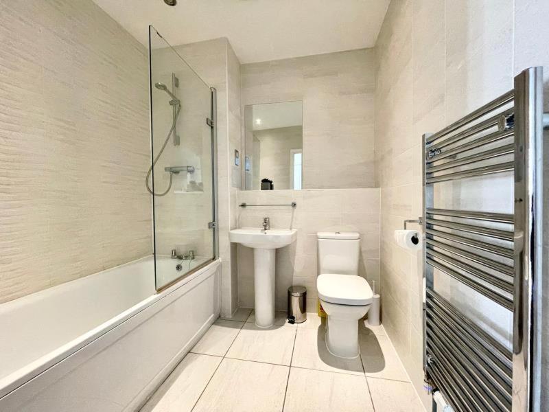 Classy Campbell Park Apartment, Balcony & Free Parking มิลตันคีนส์ ภายนอก รูปภาพ