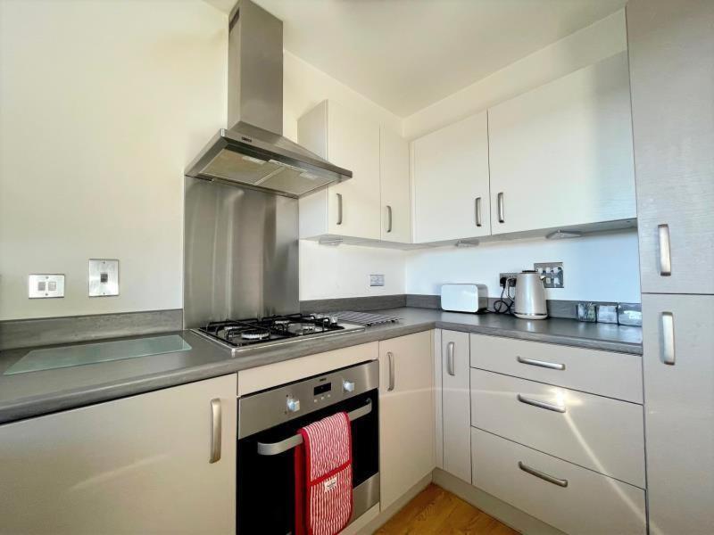 Classy Campbell Park Apartment, Balcony & Free Parking มิลตันคีนส์ ภายนอก รูปภาพ