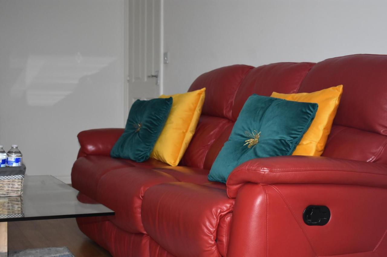 Classy Campbell Park Apartment, Balcony & Free Parking มิลตันคีนส์ ภายนอก รูปภาพ