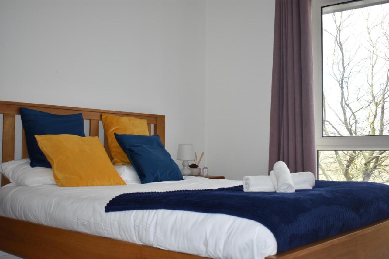Classy Campbell Park Apartment, Balcony & Free Parking มิลตันคีนส์ ภายนอก รูปภาพ