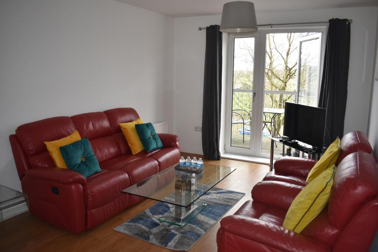 Classy Campbell Park Apartment, Balcony & Free Parking มิลตันคีนส์ ภายนอก รูปภาพ