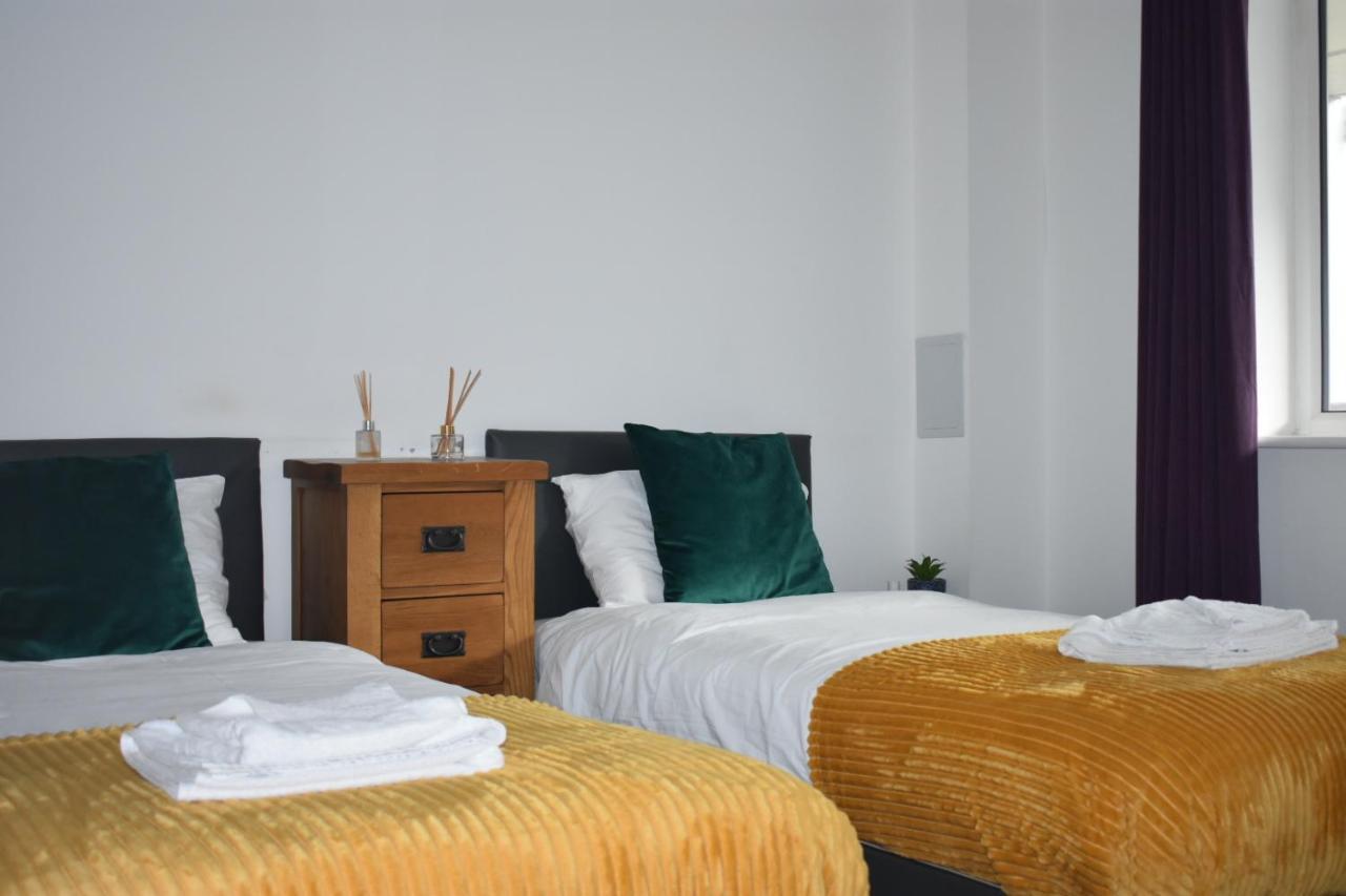 Classy Campbell Park Apartment, Balcony & Free Parking มิลตันคีนส์ ภายนอก รูปภาพ
