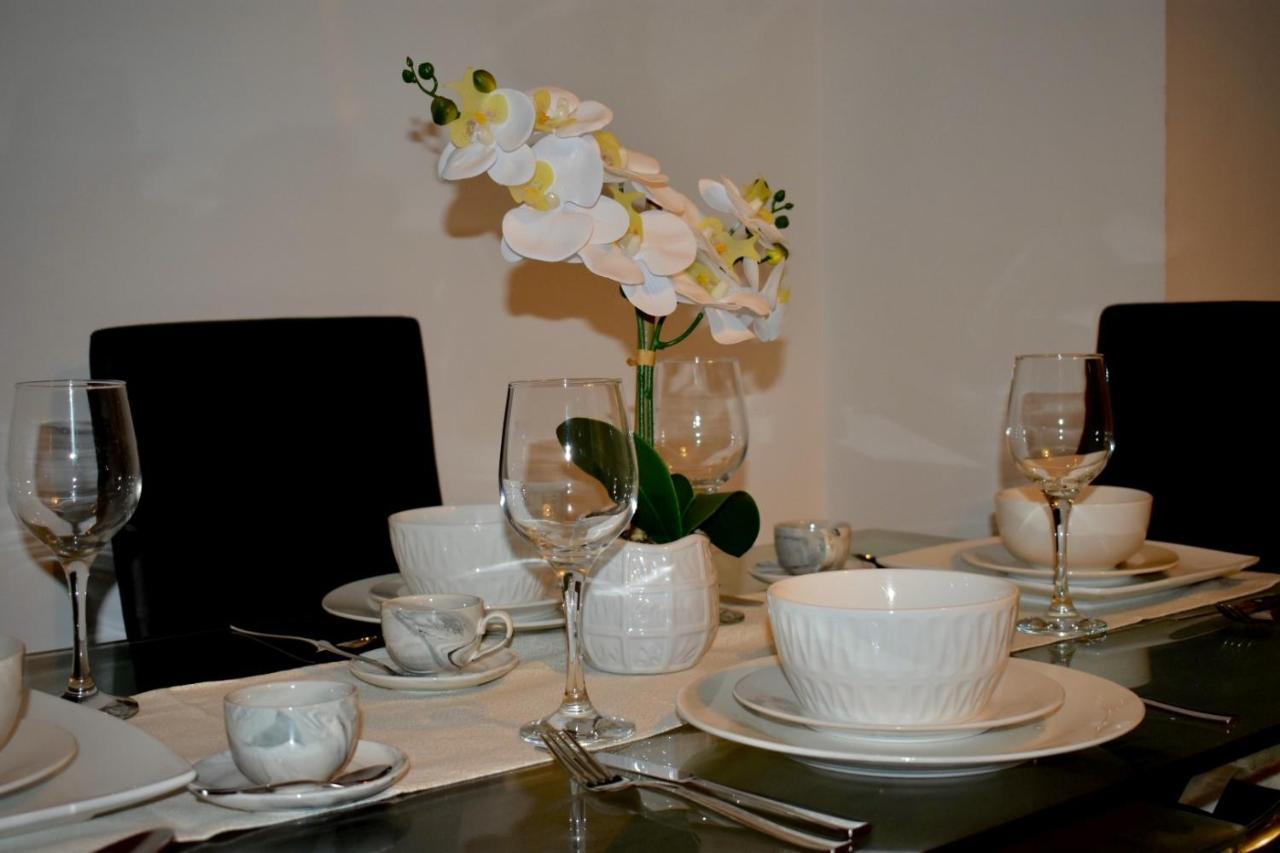 Classy Campbell Park Apartment, Balcony & Free Parking มิลตันคีนส์ ภายนอก รูปภาพ
